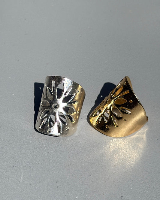 טבעת פרח גדולה בכסף, עבודת יד – Shira Studio