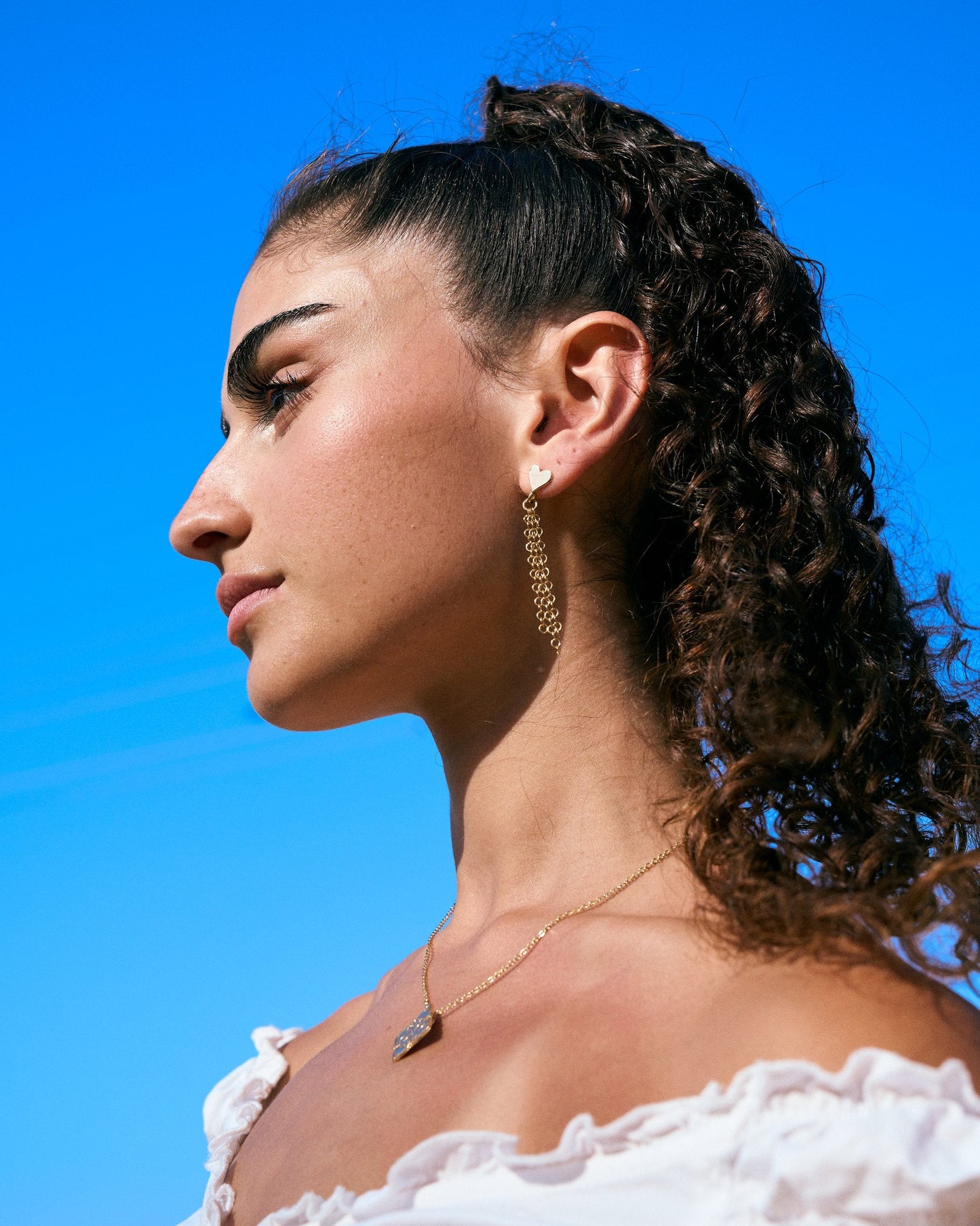עגיל לב עם שרשרת חוליות בזהב, עבודת יד – Shira Studio