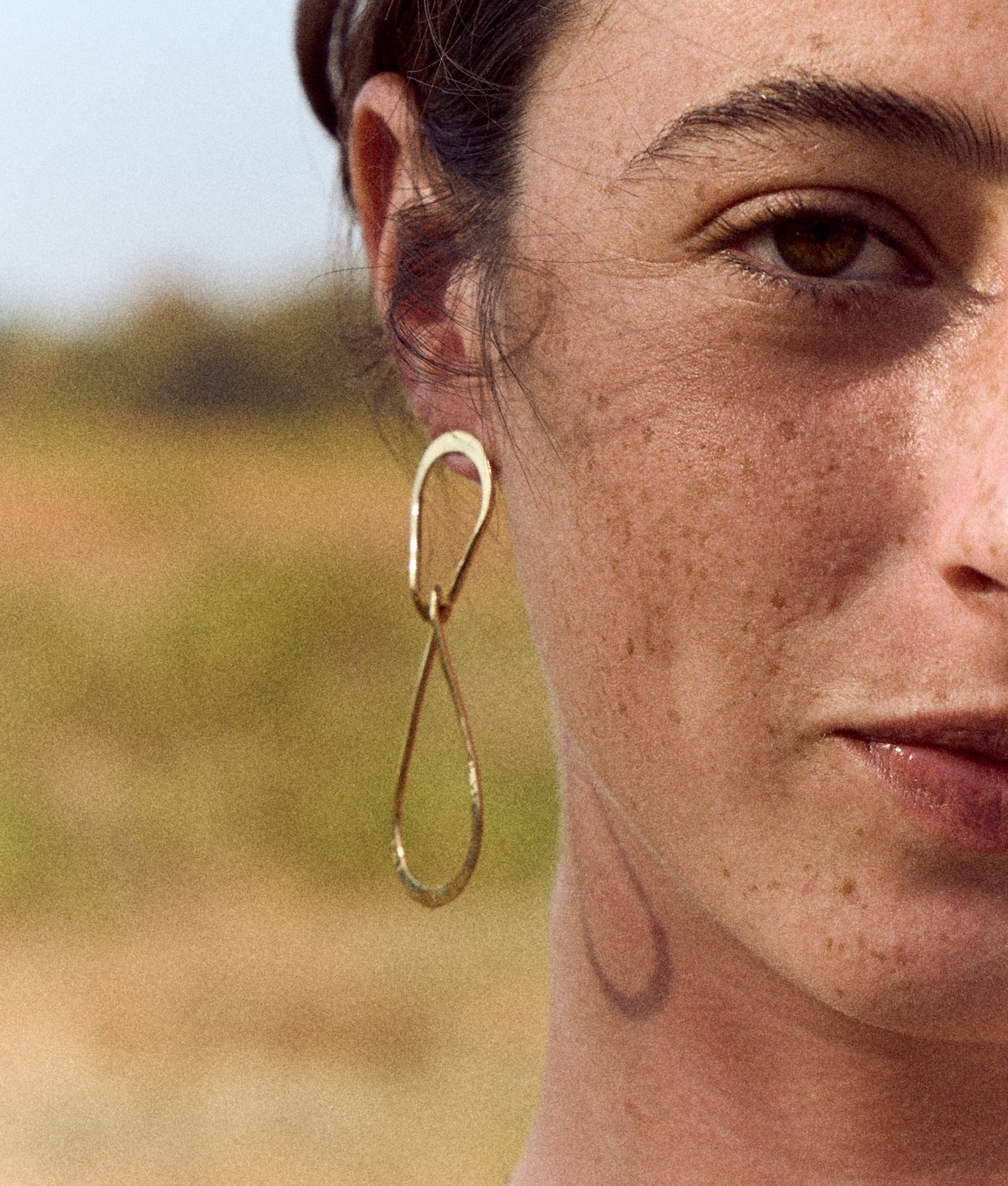 עגיל תלייה בצורת אינסופיות בזהב, עבודת יד – Shira Studio