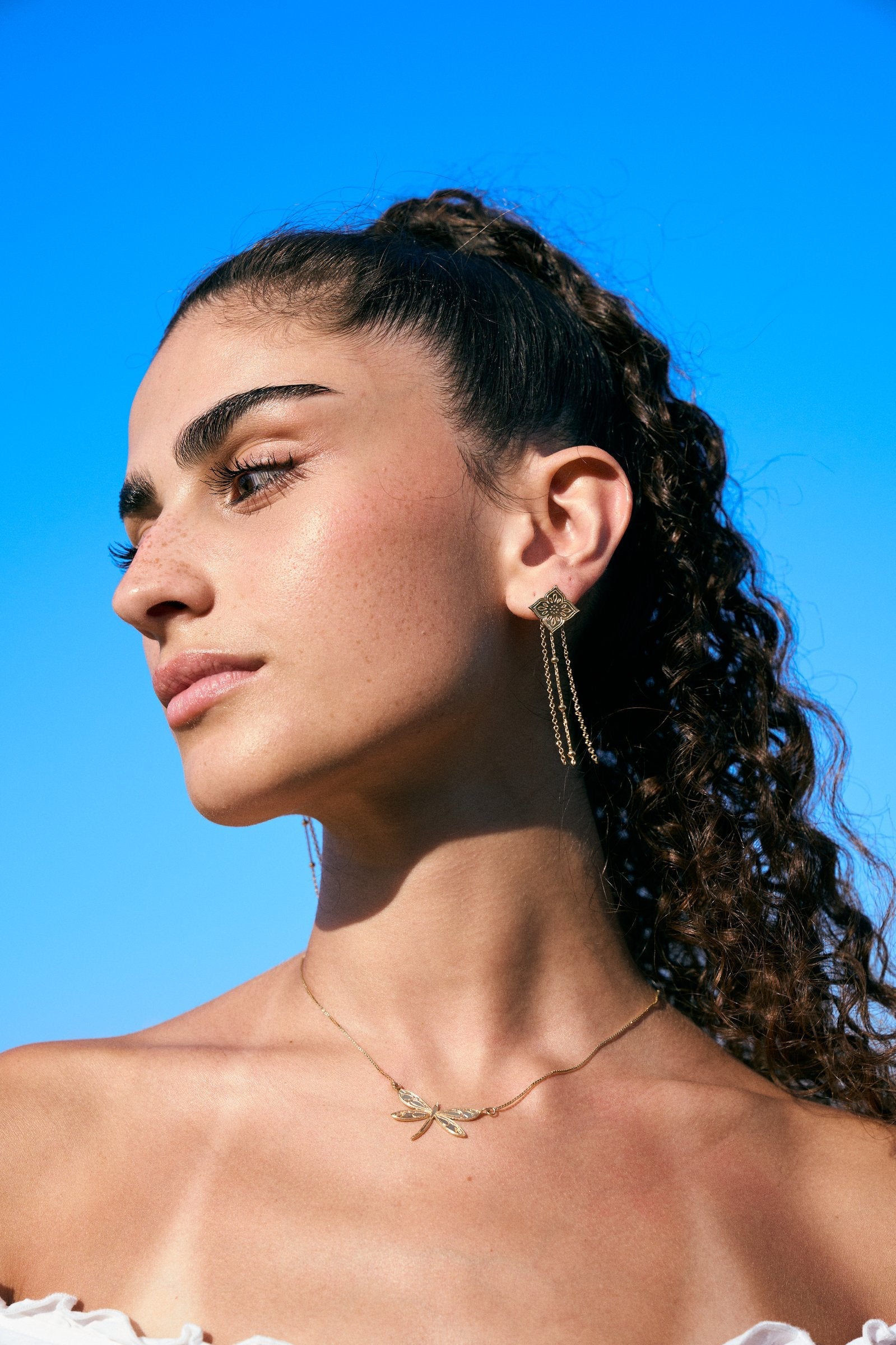 עגילי פרח נופל בזהב, עבודת יד – Shira Studio